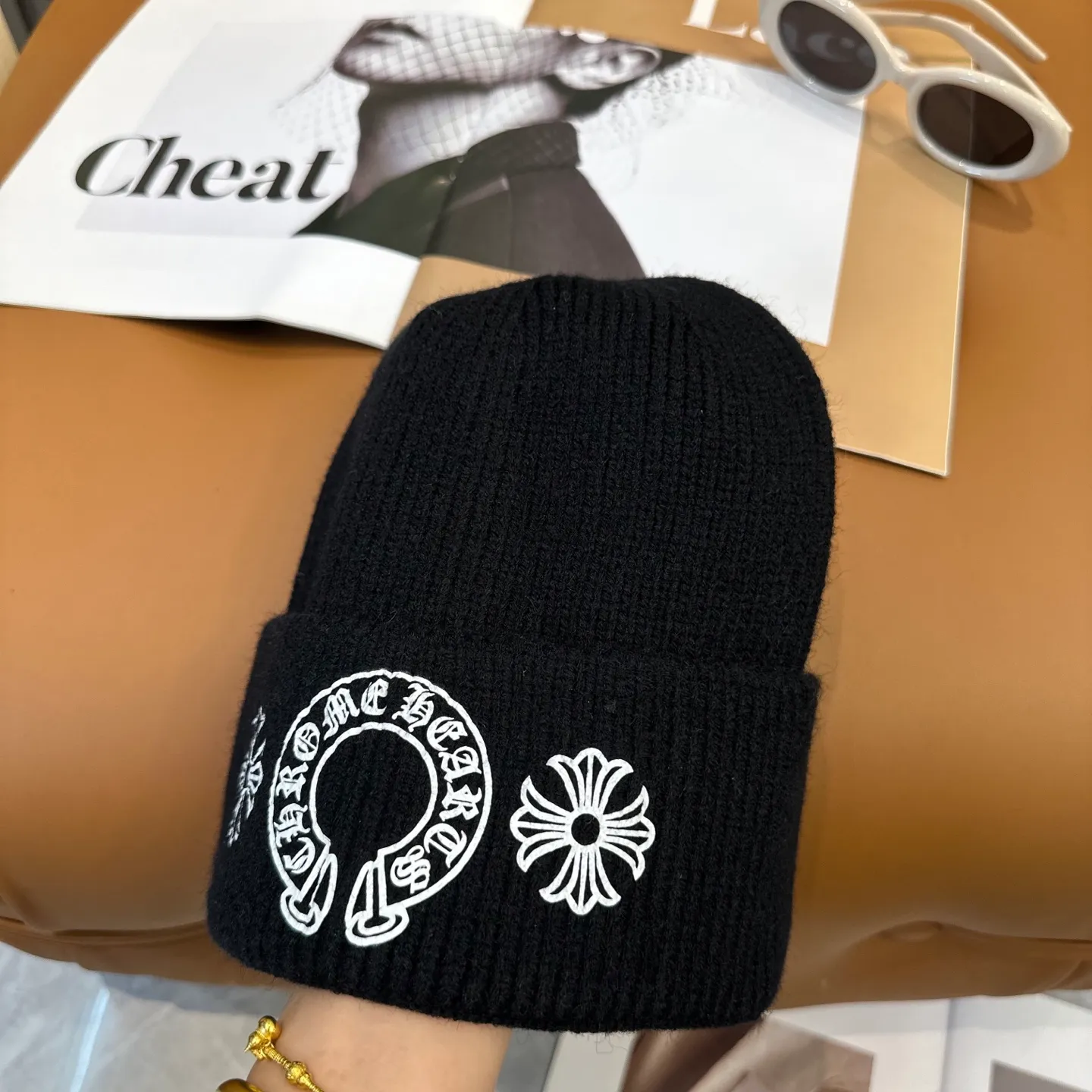 P50 🤍Chrome hearts new autumn and winter cross knitted hat🧶 One of the must-have hats in autumn and winter~ It really looks good on whoever wears it~, it is also a perfect match in black and white and gray in autumn~